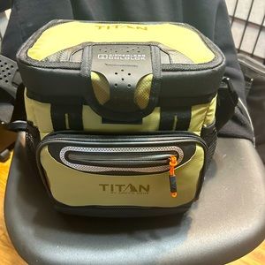 Artic zone Titan deep freeze cooler